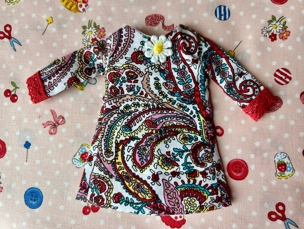 Cilla Mod Paisley Shift dress with sleeves