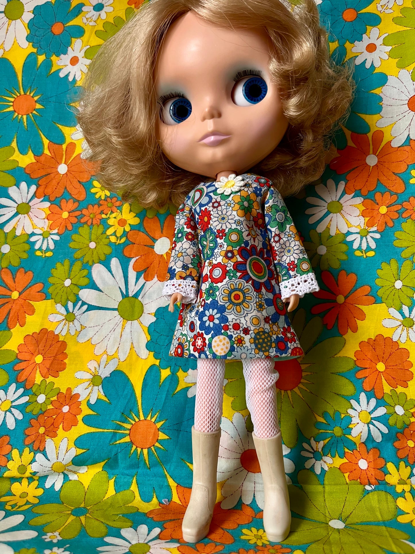 Cilla Mod Daisy Shift dress with sleeves