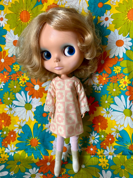 Cilla Mod Daisy Pastel Shift dress with sleeves