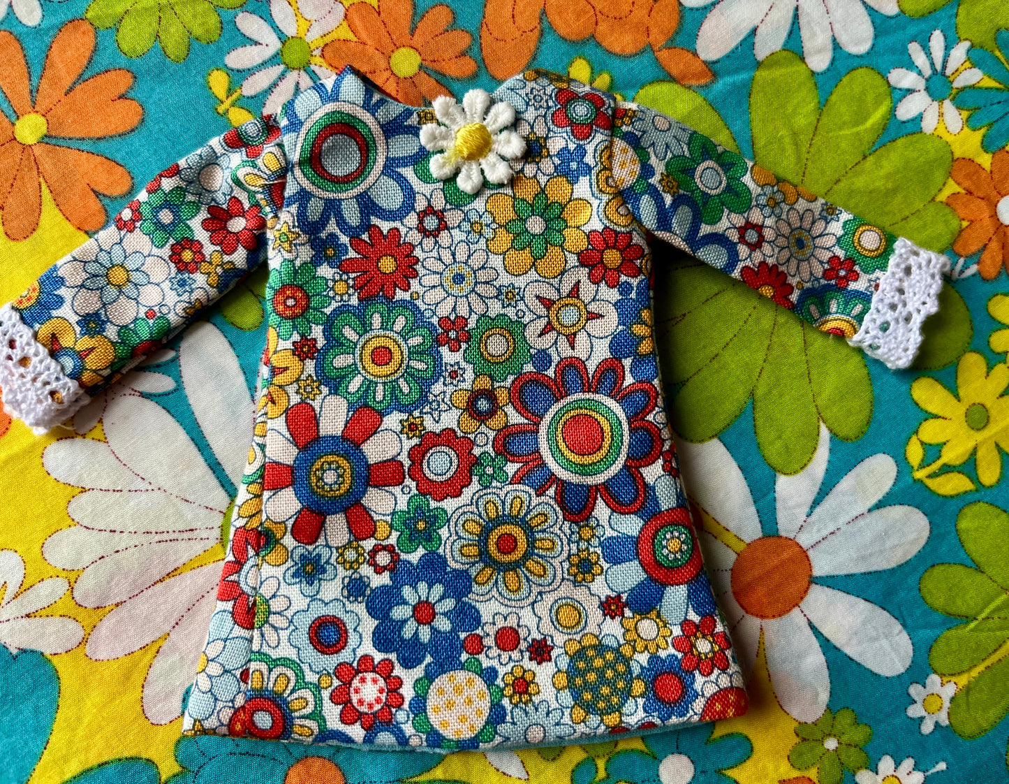 Cilla Mod Daisy Shift dress with sleeves