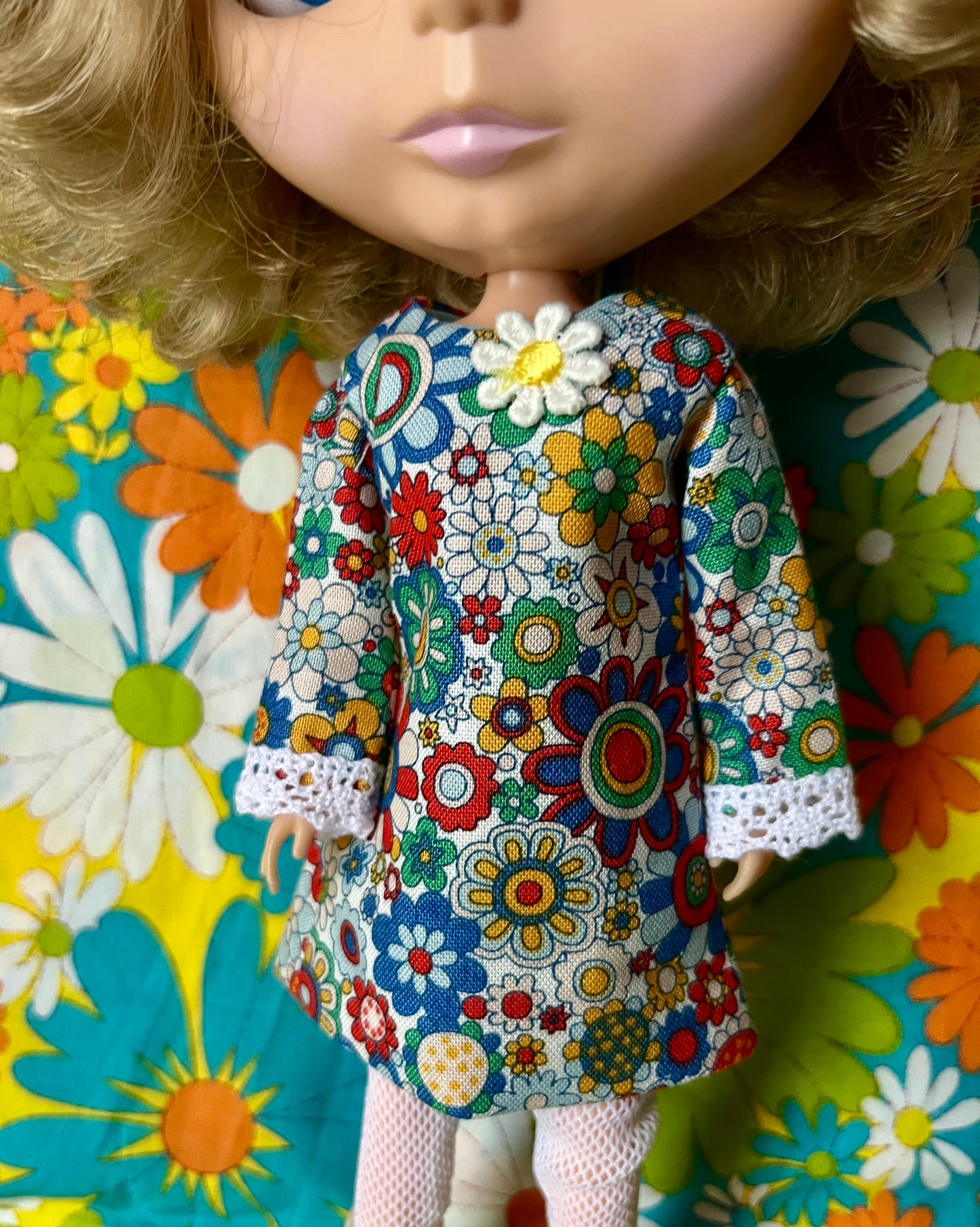 Cilla Mod Daisy Shift dress with sleeves