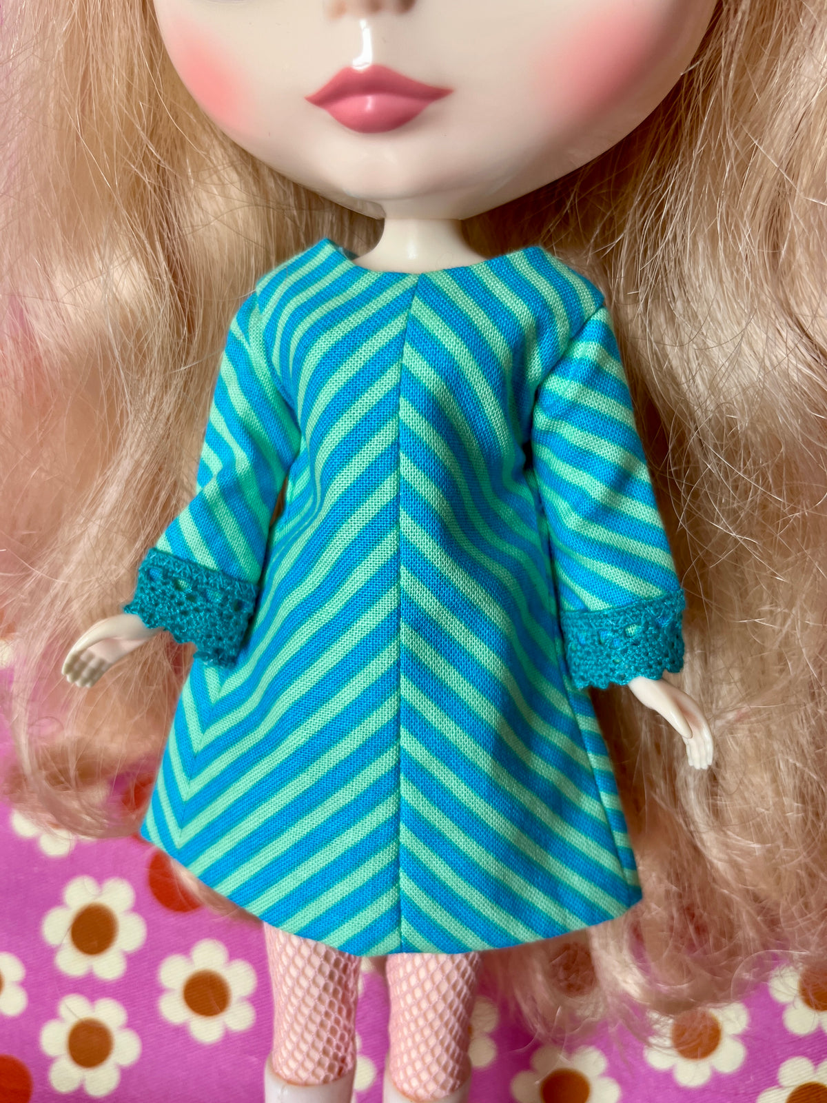 Cilla Mod Chevron Shift dress with sleeves