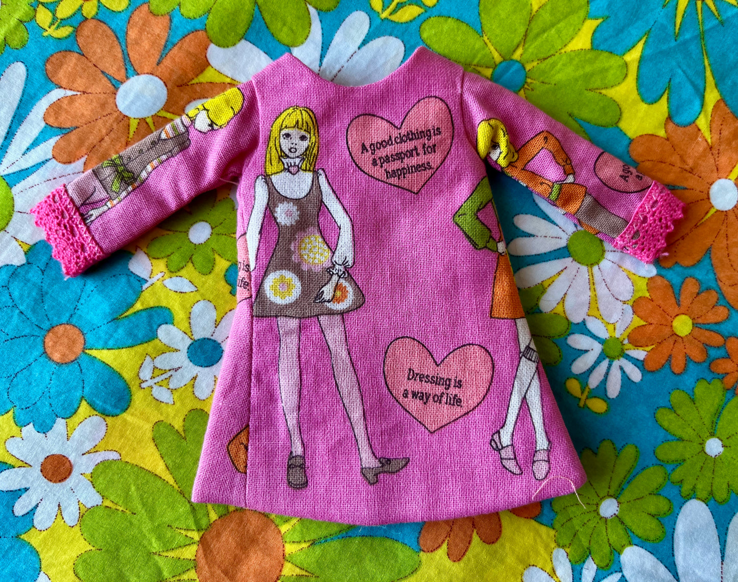 Cilla Mod Daisy Shift dress with sleeves