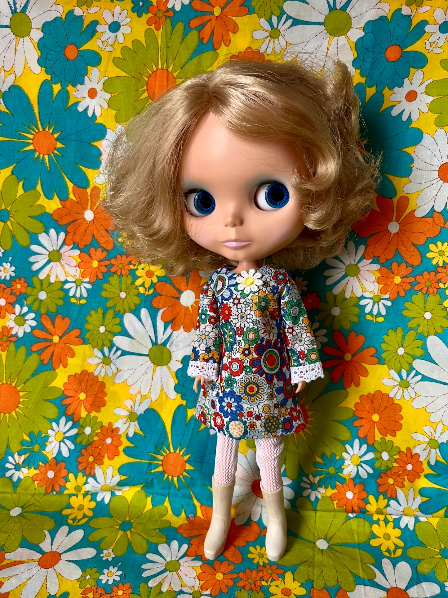 Cilla Mod Daisy Shift dress with sleeves