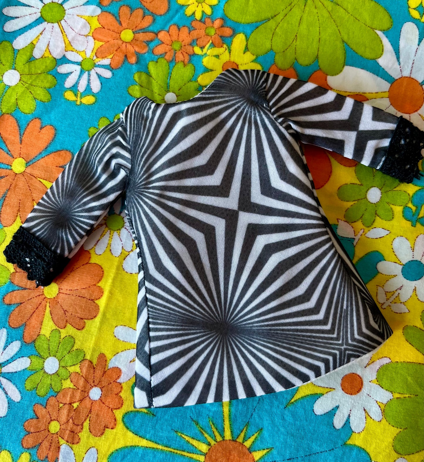 Cilla Mod Op Art Shift dress with sleeves