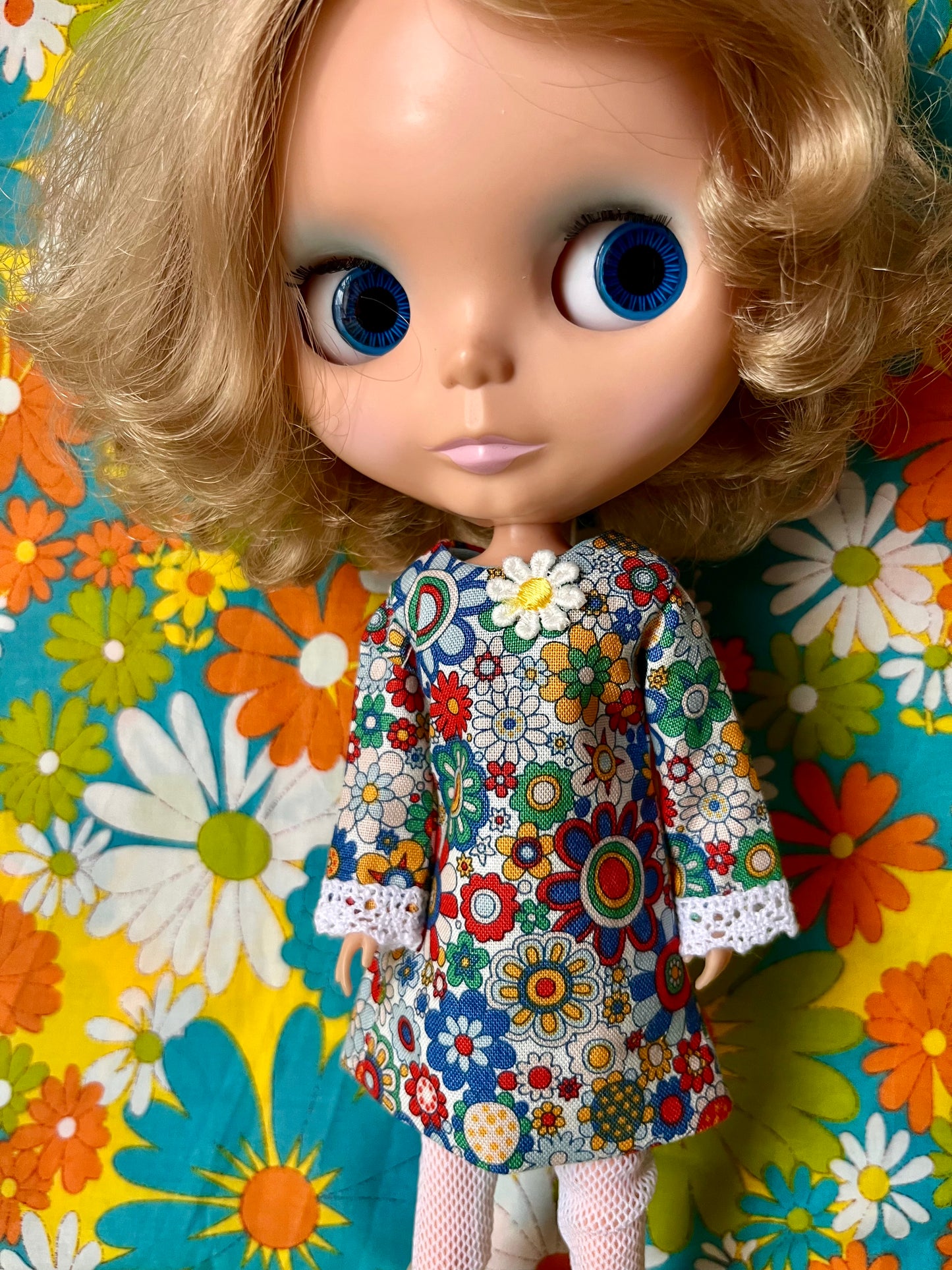 Cilla Mod Daisy Shift dress with sleeves