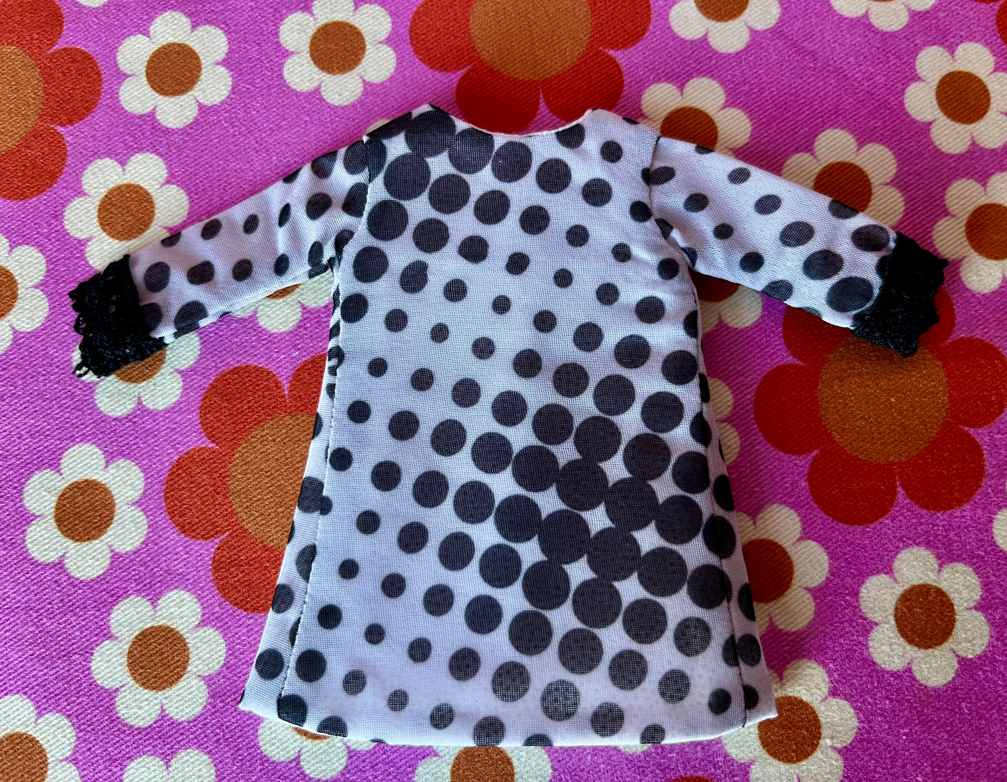 Cilla Mod Op Art Shift dress with sleeves